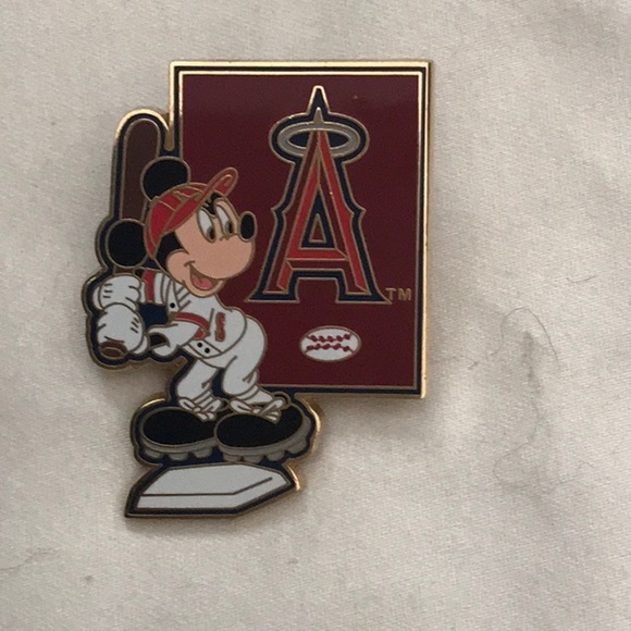 Sold.  - 3 Disney Pin MLB set - Picture 6 of 7